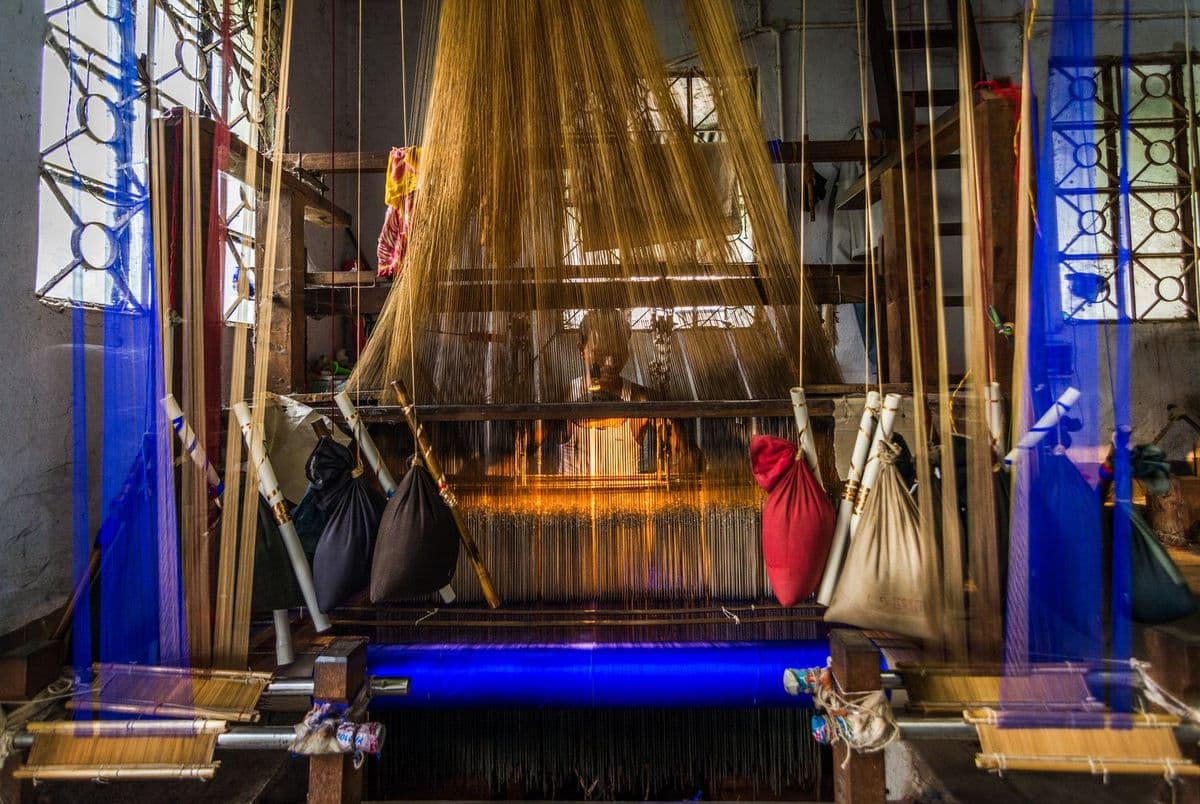 Weaving a Baluchari at the loom; since the 1950s revival the figured pallu has been produced on jacquard.