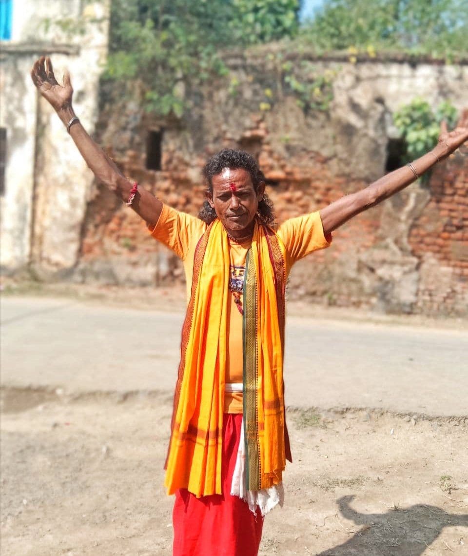 A Baul at Sainthia in Birbhum, 2021, in the ochre robe and uncut hair that mark an initiated practitioner.