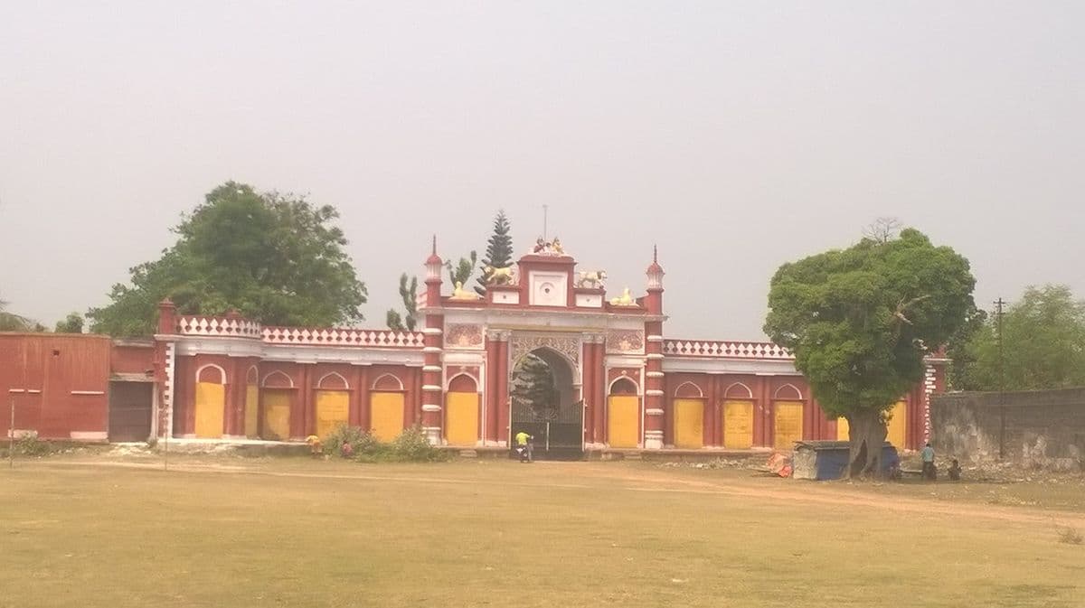The gateway of the Krishnanagar Rajbari, seat of Maharaja Krishnachandra Roy, who settled potter families at Ghurni in 1728.